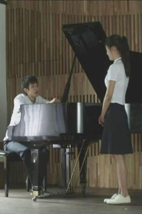    A piano tuner happens to go to a children´s outdoor concert for business. There, he meets his first lover who he played the piano together with in his childhood.  